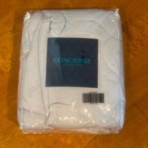 Cooling Blanket Queen Concierge Collection Grey Comforter Full Queen NWT
